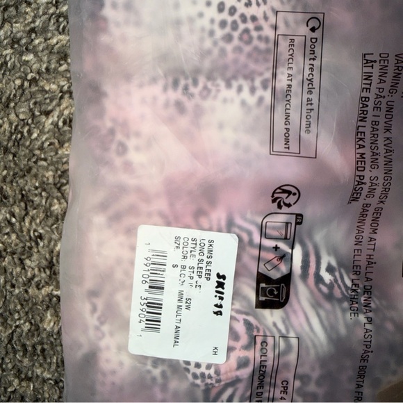 Skims long sleeve pajama set bloom size small new in bag - Picture 3 of 4